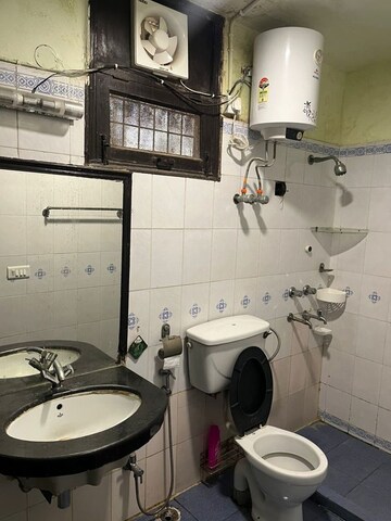 Master Bedroom in 3 BHK Builder Floor at Uppal Southend, Sector 49 – for Sale