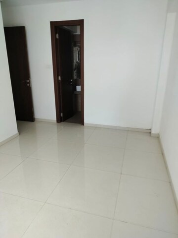 Room in 2 BHK Apartment at Sunteck Avenue 2, Goregaon West – for Rent
