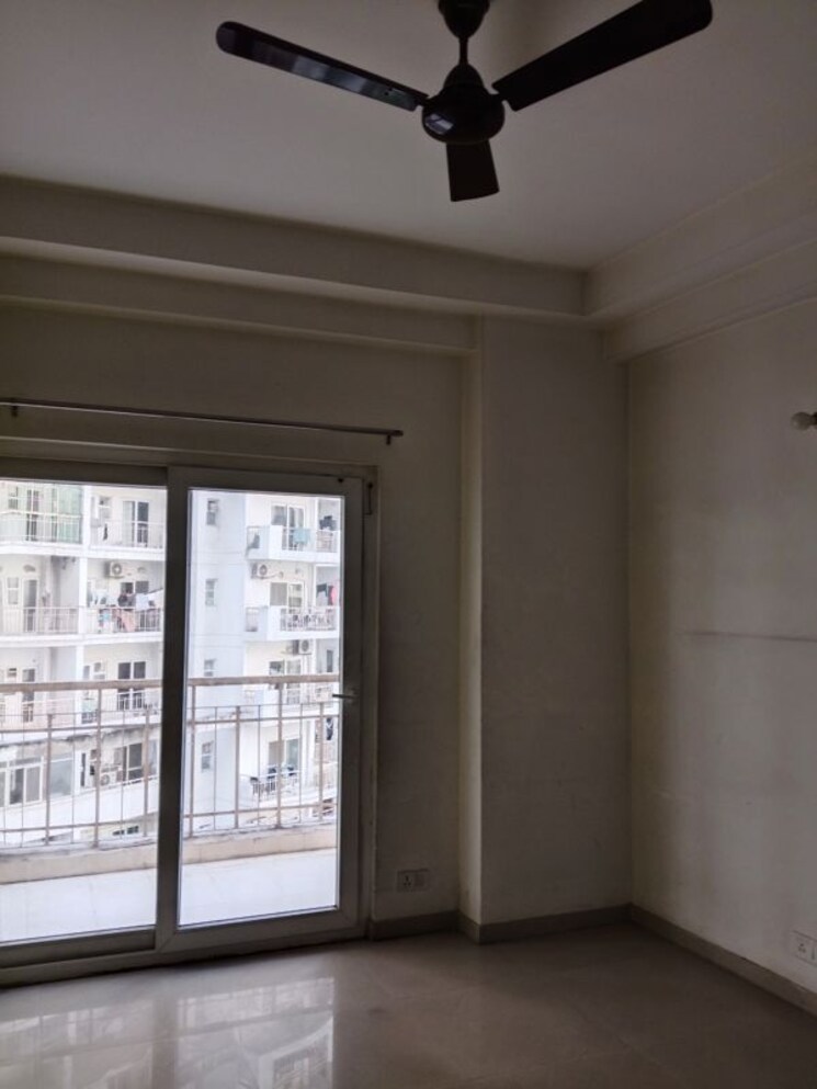 Room, sector 78 3 Bedroom 1345 Sq.Ft. Apartment In Sector 78 Noida 9958091