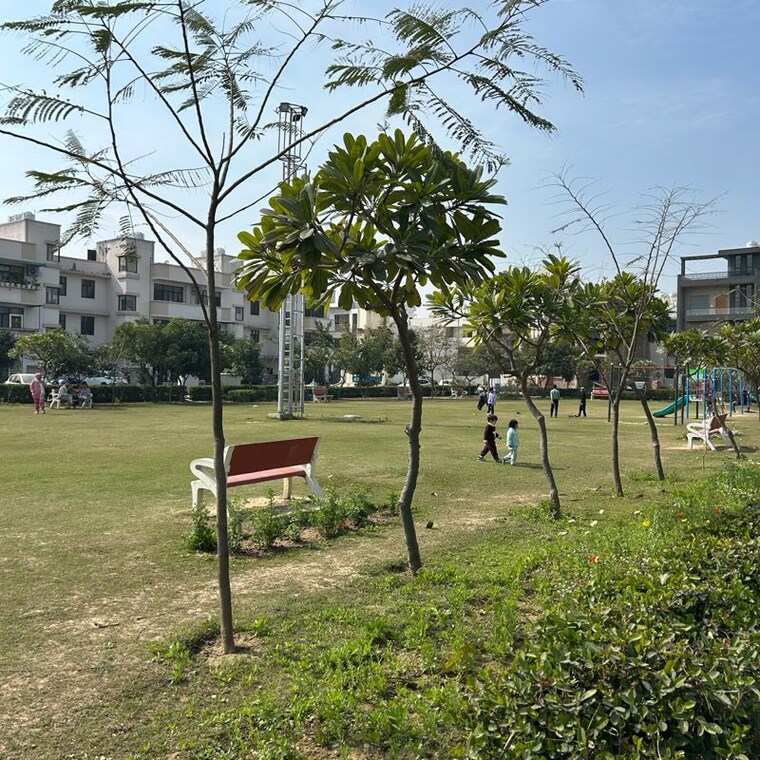 Garden, sector 5 wave city  194 Sq.Yd. Plot In Sector 5 Wave City Ghaziabad 9958293