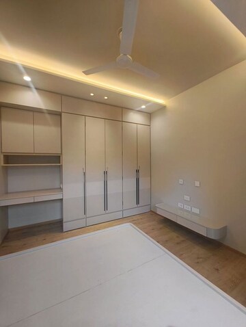 Room in 3 BHK Apartment at Bandra West – for Rent