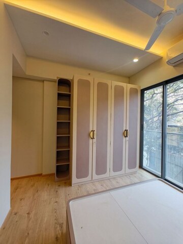 Room in 3 BHK Apartment at Bandra West – for Rent