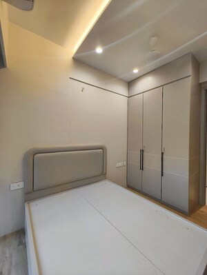 Room in 3 BHK Apartment at Bandra West – for Rent