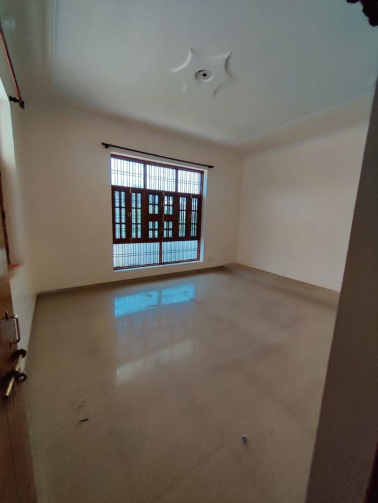 Room, vrindavan yojna 6+ Bedroom 2900 Sq.Ft. Independent House In Vrindavan Yojna Lucknow 9958370