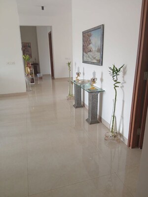 Room in 3.5 BHK Apartment at Gomti Nagar – for Sale