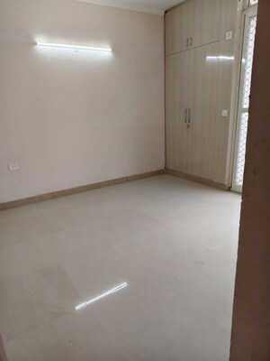 Room in 3 BHK Apartment at Omicron Iii Greater Noida – for Sale