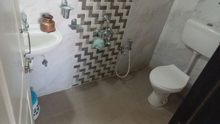 Bathroom, vartak nagar 3 Bedroom 810 Sq.Ft. Apartment In Vartak Nagar Thane 9958767