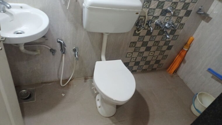 Bathroom, vartak nagar 3 Bedroom 950 Sq.Ft. Apartment In Vartak Nagar Thane 9959281
