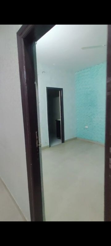 Room in 3 BHK Apartment at Mapsko Paradise, Sector 83 – for Sale