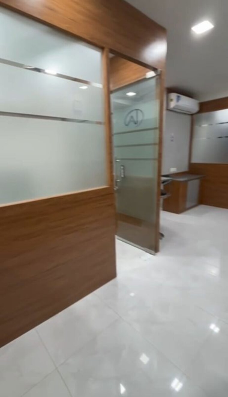 Room, vaishnodevi circle Commercial Office Space 1050 Sq.Ft. In Vaishnodevi Circle Ahmedabad 9959355
