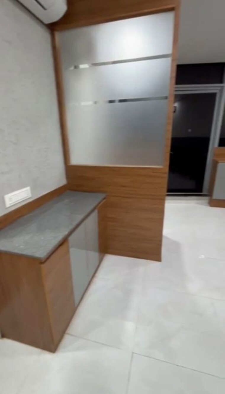 Room, vaishnodevi circle Commercial Office Space 1050 Sq.Ft. In Vaishnodevi Circle Ahmedabad 9959454