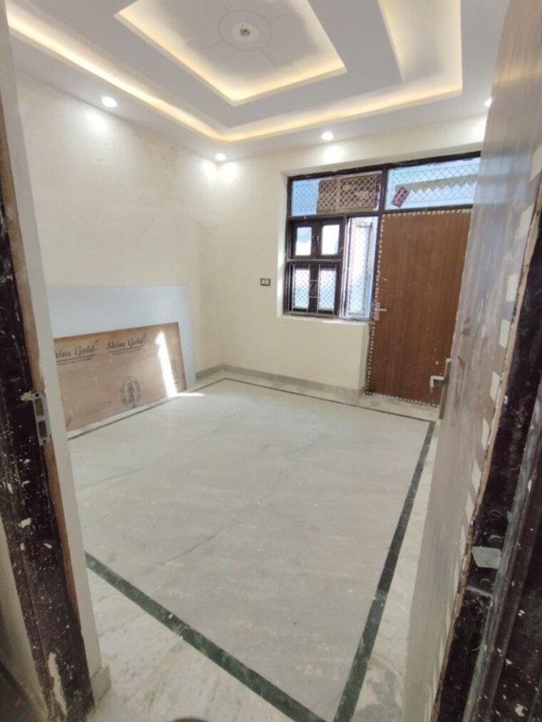 Room, uttam nagar 3.5 Bedroom 100 Sq.Yd. Builder Floor In Uttam Nagar Delhi 9959616
