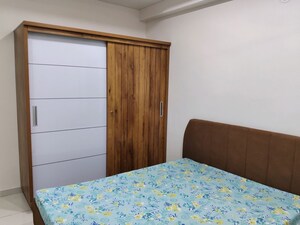 Room in 3 BHK Apartment at Naranpura – for Rent