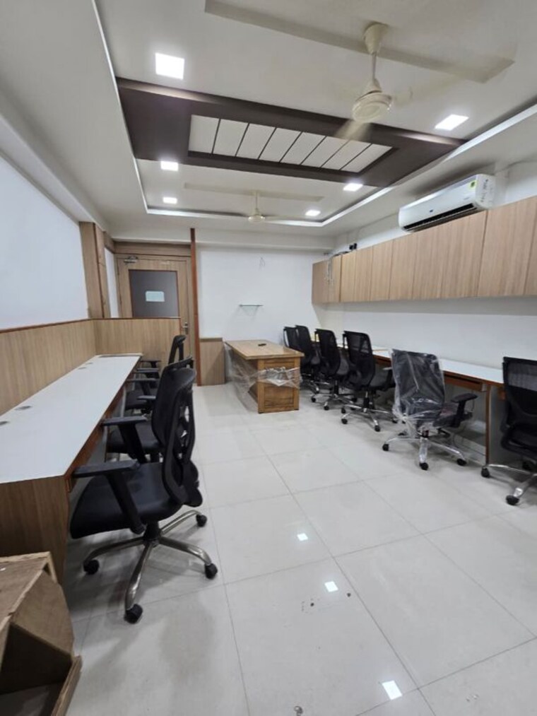 Team Area, science city Commercial Office Space 705 Sq.Ft. In Science City Ahmedabad 9959860