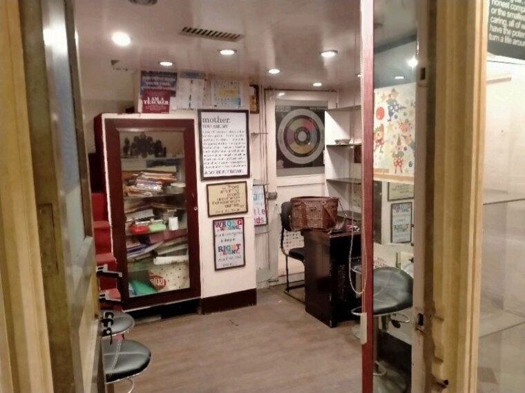 Team Area, new friends colony Commercial Shop 300 Sq.Ft. In New Friends Colony Delhi 9891346