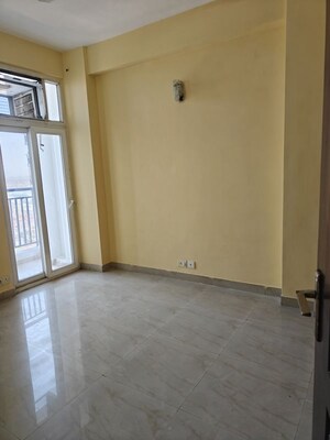 Room in 3 BHK Apartment at Rishabh Hindon Green Valley, Ahinsa Khand 2 – for Rent