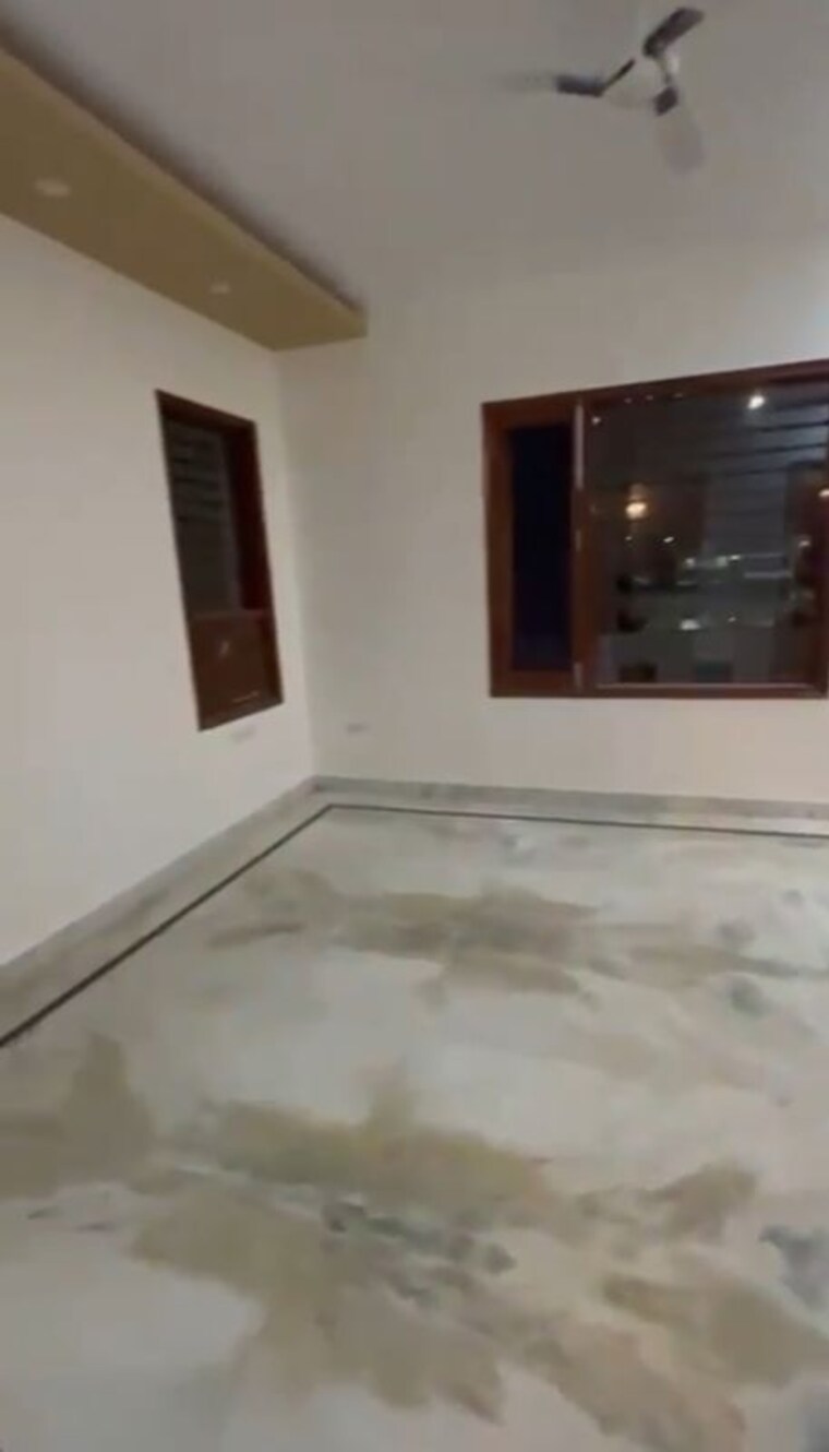 Room, sector 9 4 Bedroom 550 Sq.Yd. Builder Floor In Sector 9 Faridabad 9960274