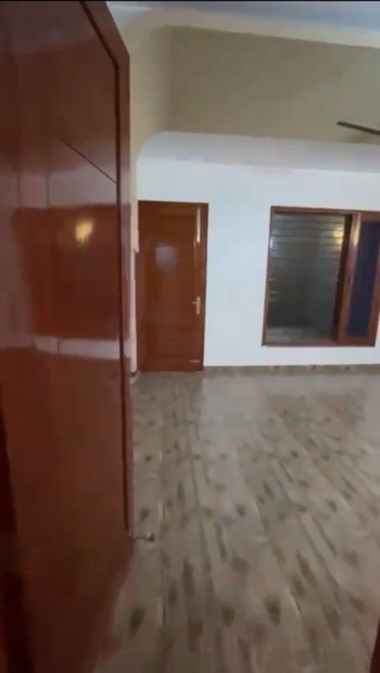 Room, sector 9 4 Bedroom 550 Sq.Yd. Builder Floor In Sector 9 Faridabad 9960274
