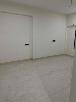 Room in 3 BHK Apartment at Goregaon West – for Rent