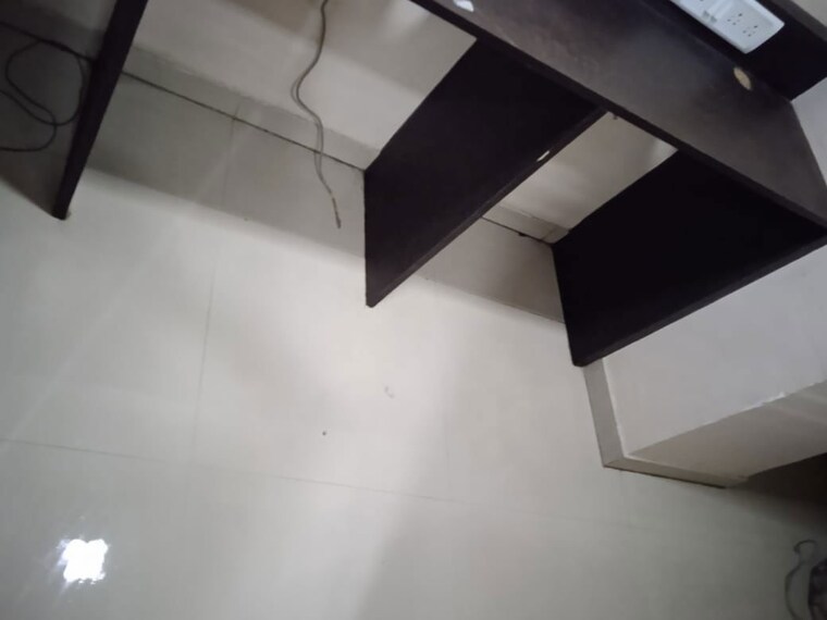 Room, naupada Commercial Office Space 430 Sq.Ft. In Naupada Thane 9960950