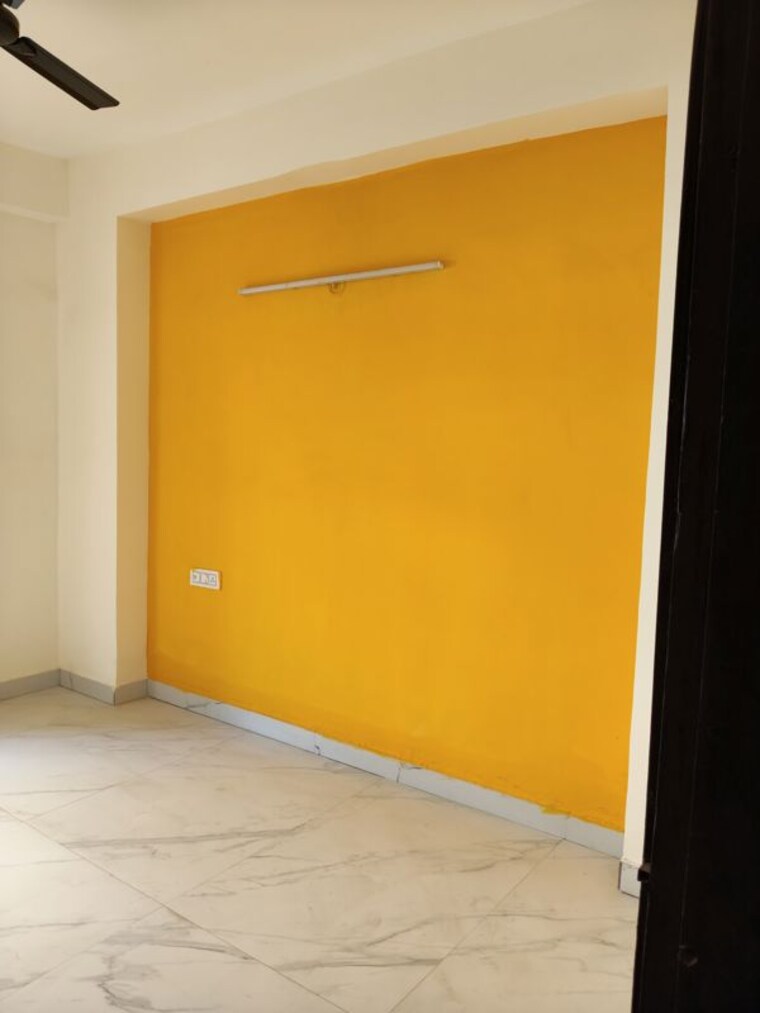 Room, sunshine-apartments-sector-73 2 Bedroom 950 Sq.Ft. Builder Floor In Sector 73 Noida 9960974