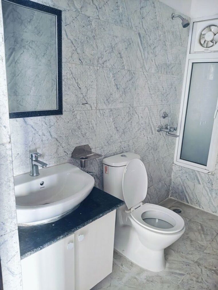 Bathroom, prateek-grand-city 2 Bedroom 970 Sq.Ft. Apartment In Siddharth Vihar Ghaziabad 9961076