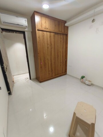 Room in 3 BHK Apartment at Kalpataru Magnus, Bandra East – for Rent