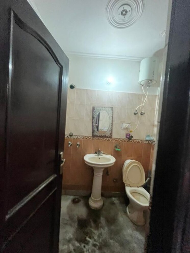 Bathroom, green fields colony 3 Bedroom 150 Sq.Yd. Builder Floor In Green Fields Colony Faridabad 9961135