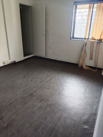 Room in 2 BHK Apartment at Amanora Gold Towers, Hadapsar – for Rent