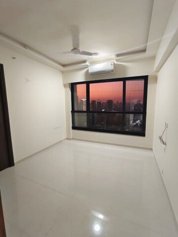 Room in 3 BHK Apartment at Kalpataru Mugnus, Bandra East – for Rent