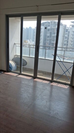 Room in 2 BHK Apartment at Amanora Sterling Towers, Hadapsar – for Rent