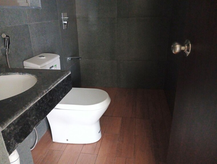 Bathroom, kalpataru-paramount 2 Bedroom 711 Sq.Ft. Apartment In Kapur Bawdi Thane 9961468