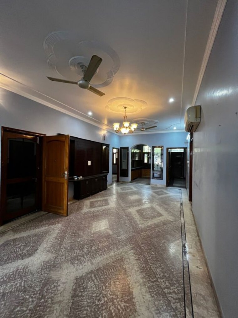  Parking, sector 31 3 Bedroom 2766 Sq.Ft. Builder Floor In Sector 31 Gurgaon 9961636