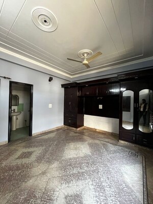 Parking in 3 BHK Builder Floor at Sector 31 – for Rent