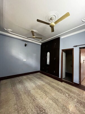 Room in 3 BHK Builder Floor at Sector 46 – for Rent