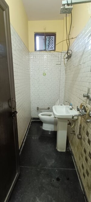 Bathroom in 1 BHK Builder Floor at Rohini Sector 7 – for Rent
