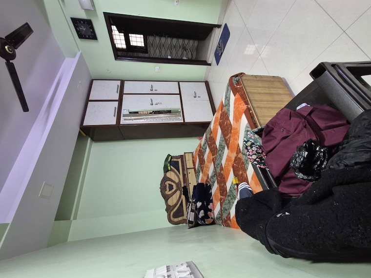  Parking, mayur vihar 3.5 Bedroom 1050 Sq.Ft. Builder Floor In Mayur Vihar Delhi 9961733