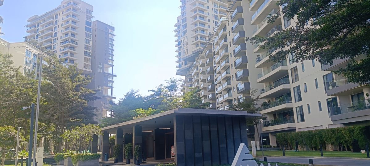 4 BHK + Servant Room Apartment For Sale in Embassy Lake Terrace