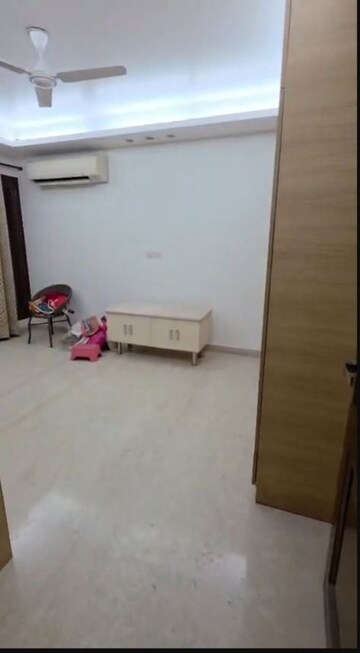 Room in 4 BHK Builder Floor at Nehru Enclave – for Rent