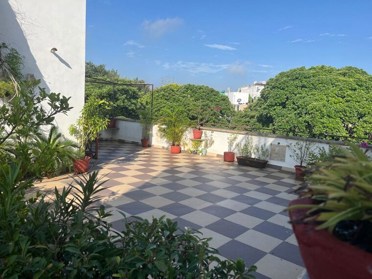 Garden, panchsheel park 4 Bedroom 5500 Sq.Ft. Apartment In Panchsheel Park Delhi 9962220