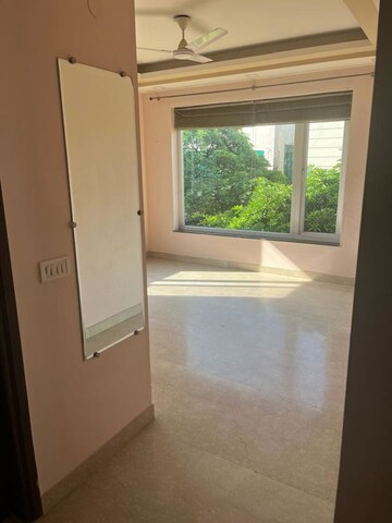 Room in 4 BHK Apartment at Panchsheel Park – for Rent