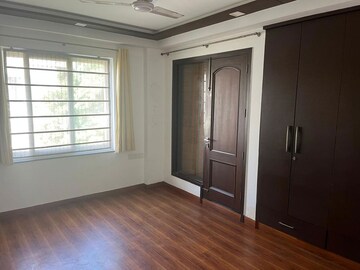 Room in 4 BHK Apartment at Panchsheel Park – for Rent