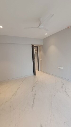 Room in 3 BHK Apartment at Santacruz West – for Rent