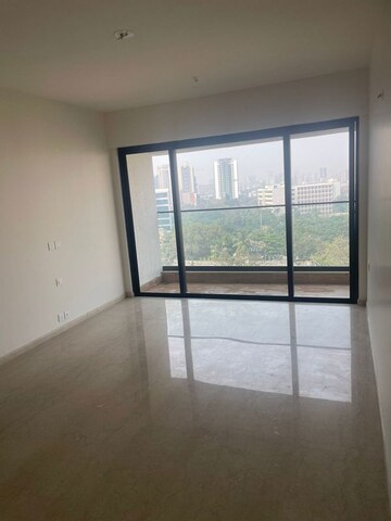 Room in 3 BHK Apartment at Kalpataru Magnus, Bandra East – for Rent