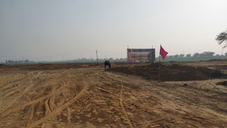 undefined, sector 17b yamuna expressway  300 Sq.Yd. Plot In Sector 17b Yamuna Expressway Greater Noida 9962502