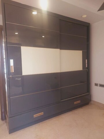 Furnished Amenities in 3 BHK Apartment at Panchsheel Enclave – for Rent