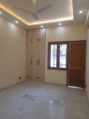 Room in 3 BHK Apartment at Panchsheel Enclave – for Rent