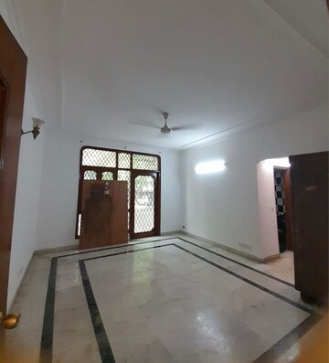 Room in 3 BHK Apartment at Panchsheel Enclave – for Rent