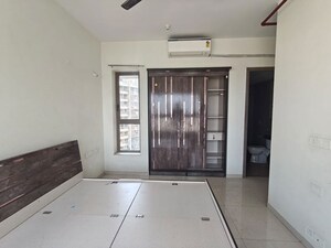 Room in 2 BHK Apartment at Kalpataru Paramount, Kapur Bawdi – for Rent
