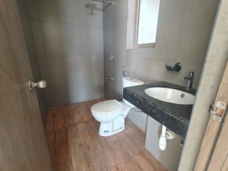 Bathroom, kalpataru-paramount 2 Bedroom 711 Sq.Ft. Apartment In Kapur Bawdi Thane 9962558